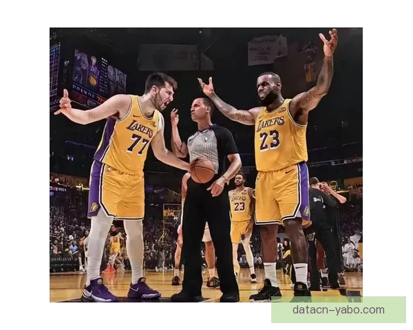 詹皇独占历史多项第一湖人球员打高尔夫合影老詹C位东契奇站边